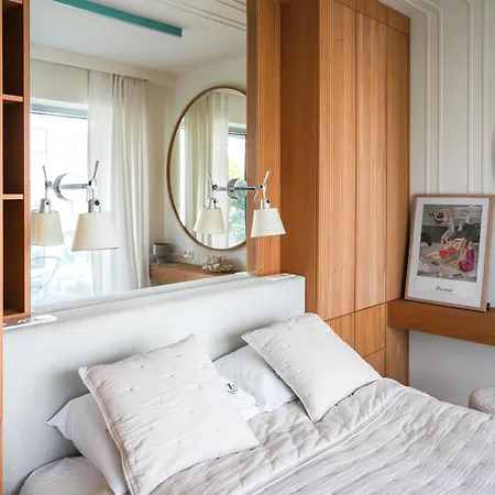 Luxury Yacht Park Marina View Parking *